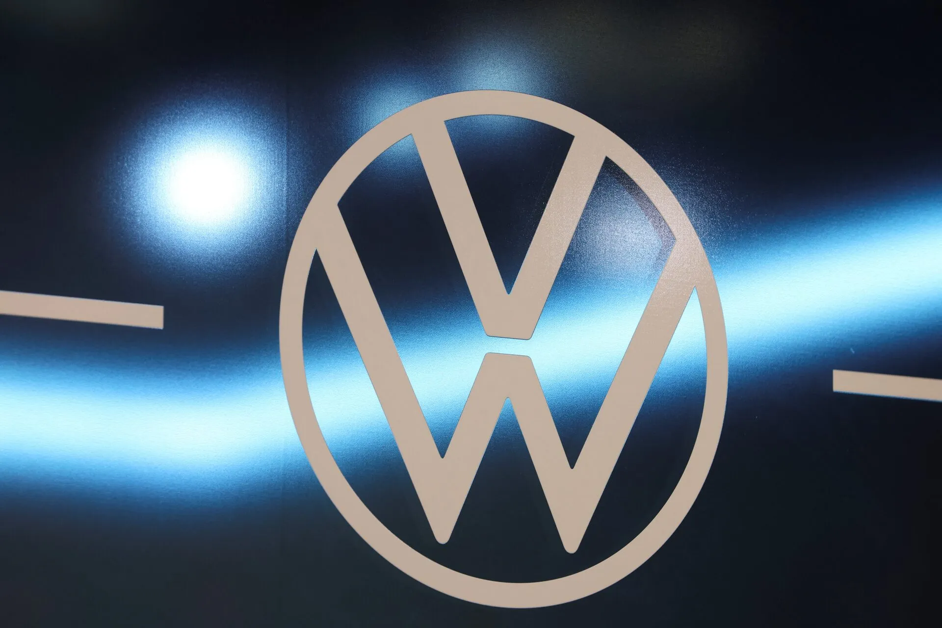 Логотип Volkswagen під час Нью-Йоркського міжнародного автосалону, на Мангеттені, Нью-Йорк, США, 5 квітня 2023 року